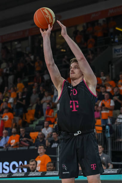 的中场配合 的中场配合